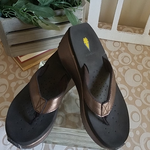 Volatile Wedge Flip Flop Sandals Bronze Brown Sz 9